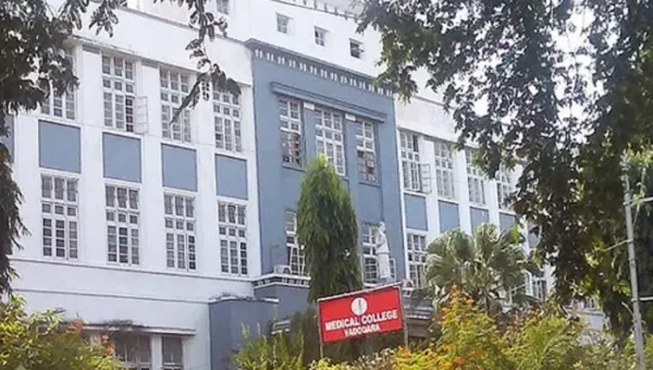 Mother daughter faced difficulties to meet their daughter studying in Baroda Medical college