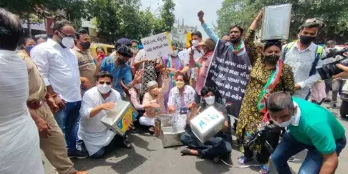Vadodara Congress on Friday staged protest against rising cooking oil price with empty cans