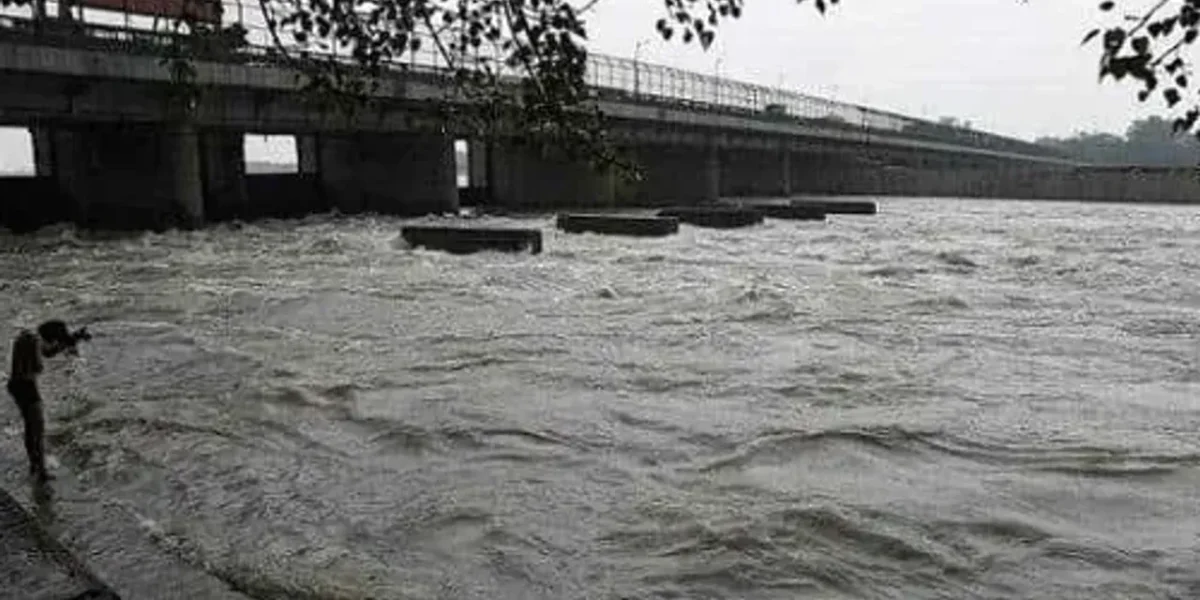 Delhi: Water level in Yamuna rises to 205.30 meters, over 100 families shifted