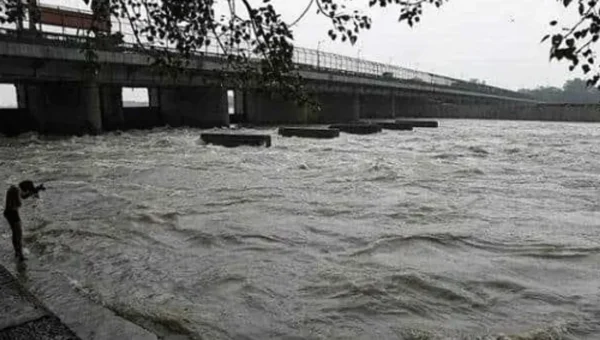 Delhi: Water level in Yamuna rises to 205.30 meters, over 100 families shifted