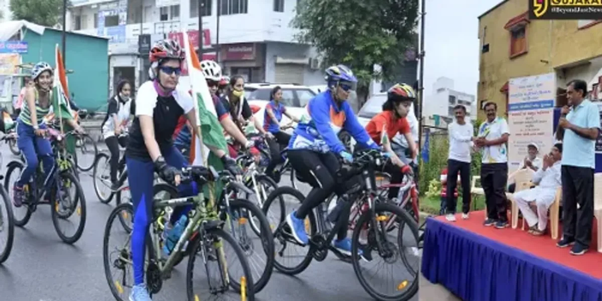 200 teenagers, girls and women joined the Azadi Ka Amrut Mahotsav cycle rally in Vadodara