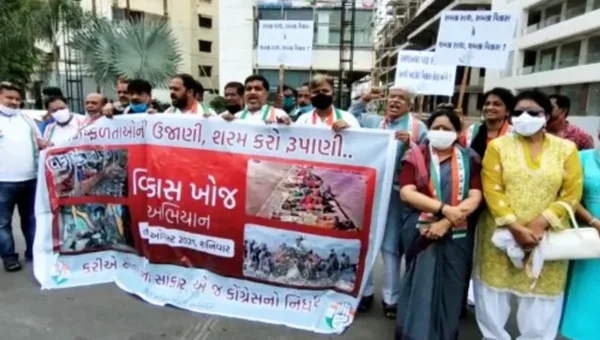 Vadodara city and district Congress organised Vikas Ki Khoj program to counter the BJP celebrations