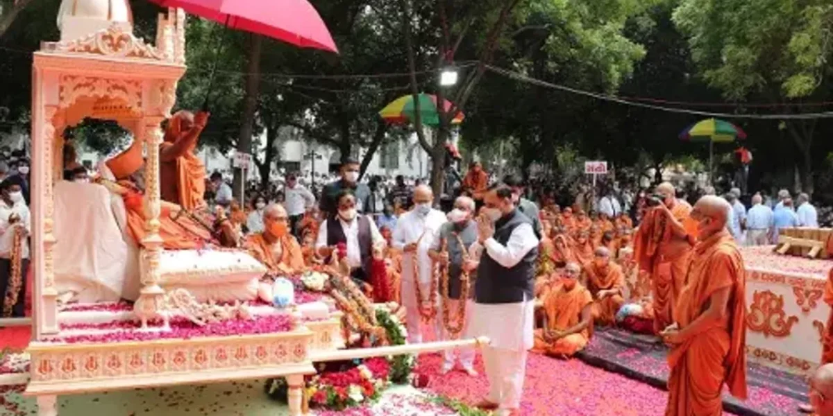 Chief Minister Vijay Rupani and Deputy CM Nitin Patel paid homage to Hariprasad Swami at Sokhada