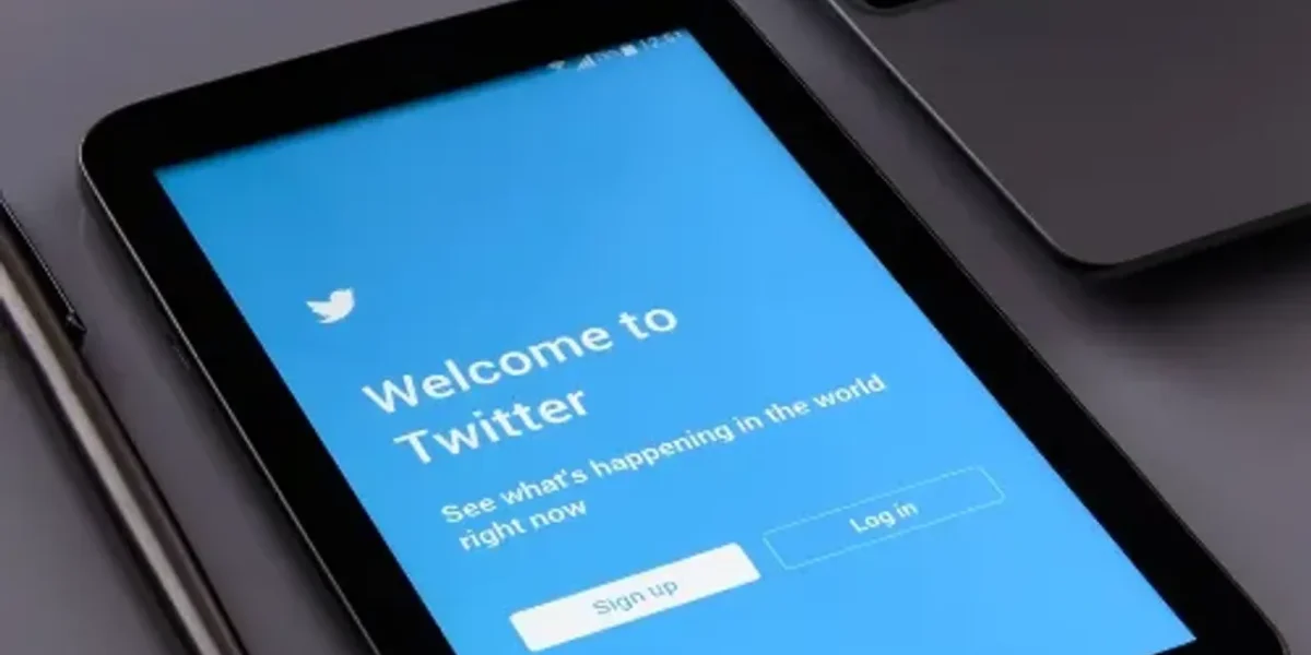 Twitter halts its account verification programme again