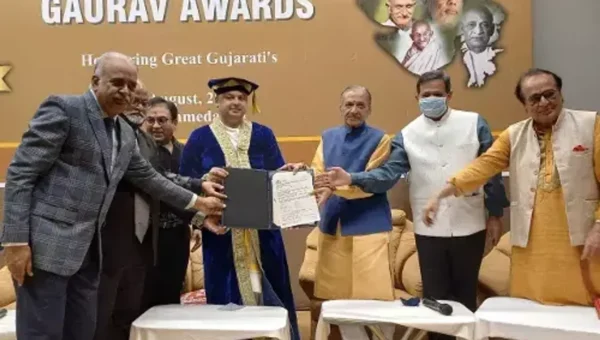 Vaishnavacharya Dwarkeshlalji Maharaj has obtained an honorary doctorate degree