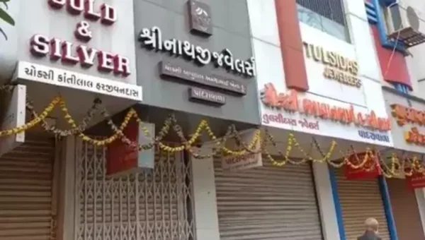 Vadodara jewellers went on one day symbolic strike in protest of the hallmarking process mandatory by the Bureau of Indian Standards