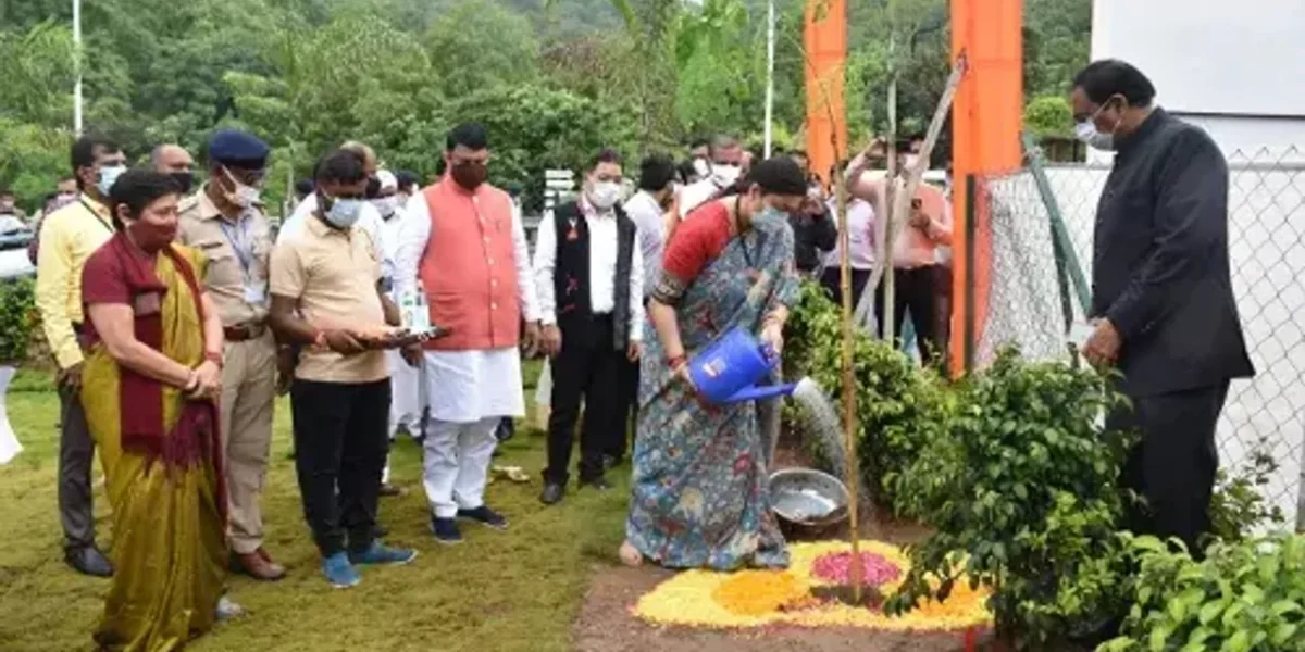 Smriti Irani planted trees for the Women and Child Empowerment Forest