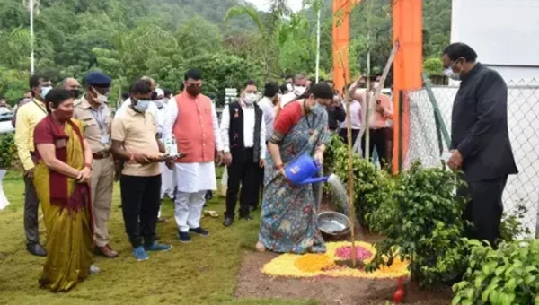 Smriti Irani planted trees for the Women and Child Empowerment Forest