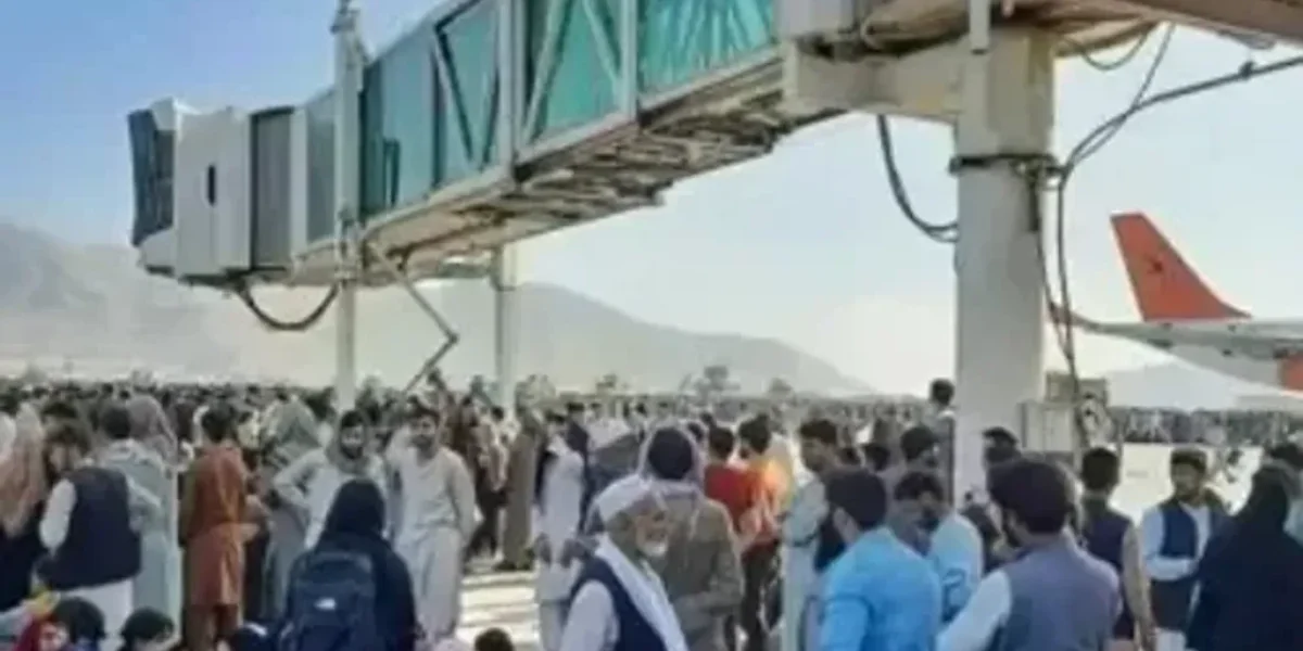 US forces fire in air to stop jostling Afghans at Kabul airport