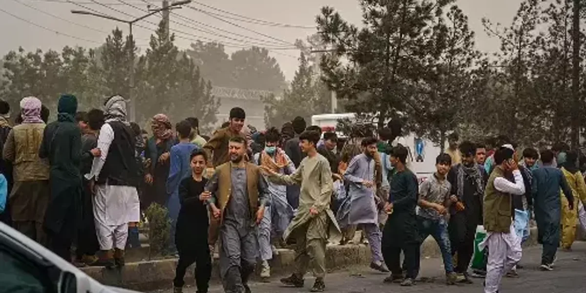 Reports: Taliban beat women, children with sharp objects on Kabul Airport Road despite of peace promise