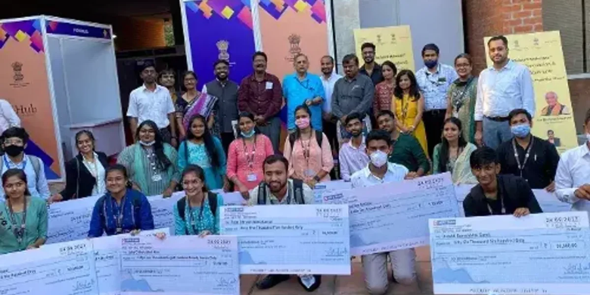 Parul University’s 18 Teams of Innovators receiving cumulative grant of Rs. 11,18,070