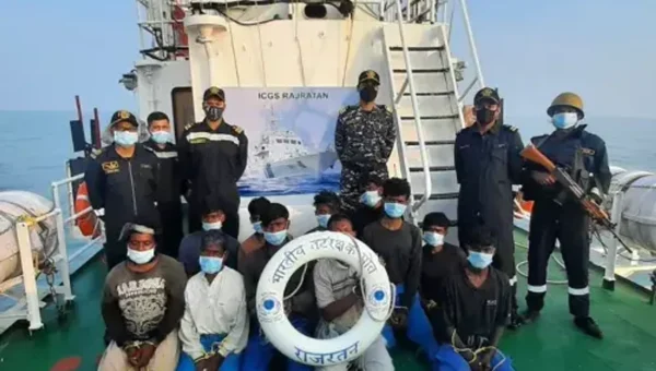 Indian Coast Guard apprehends Pakistani fishing boat