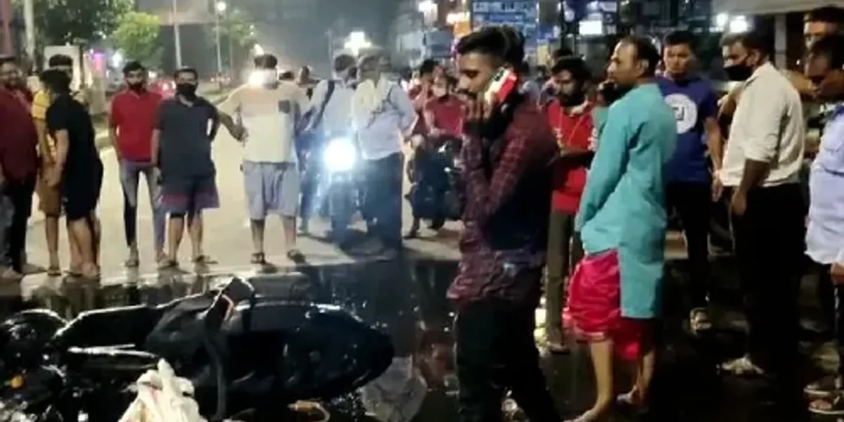 Country made liquor spread all over the road in Vadodara after accident between car and liquor career moped