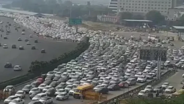 Massive traffic seen at Gurugram Border amid Bharat Bandh