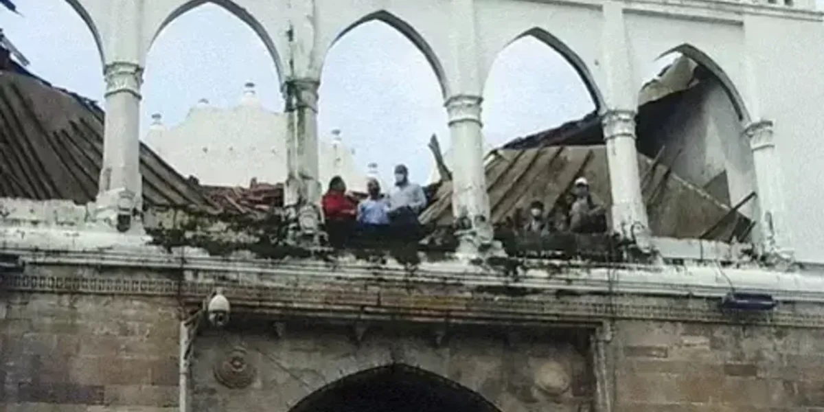 Vadodara Mayor, deputy Mayor and ASI officials visited Lehripura gate after part of its ceiling fell down