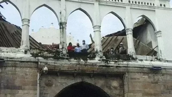 Vadodara Mayor, deputy Mayor and ASI officials visited Lehripura gate after part of its ceiling fell down