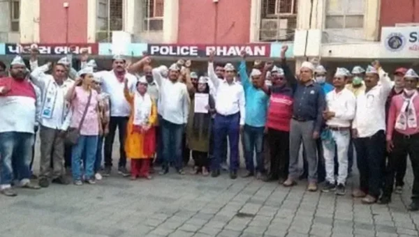 Aam Aadmi Party Vadodara extend support to policemen protesting for their rights on social media