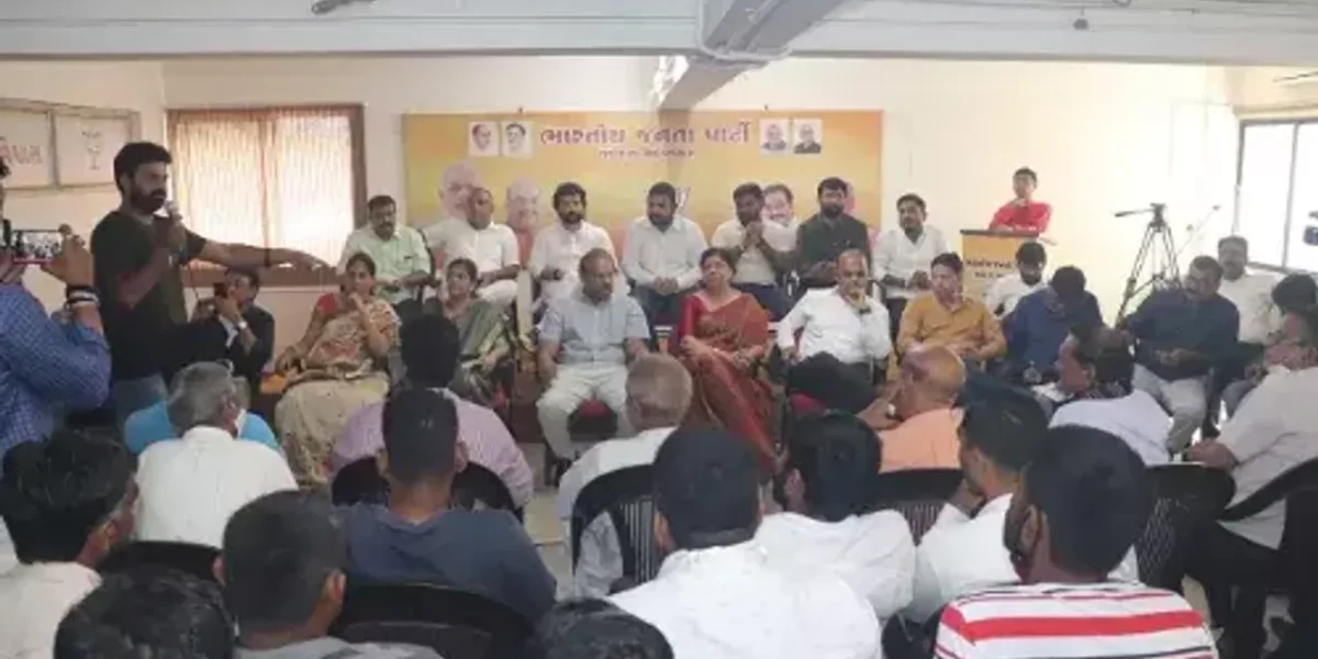 Meeting with cattle keepers in view of mega campaign by VMSS for cattle menace free Vadodara