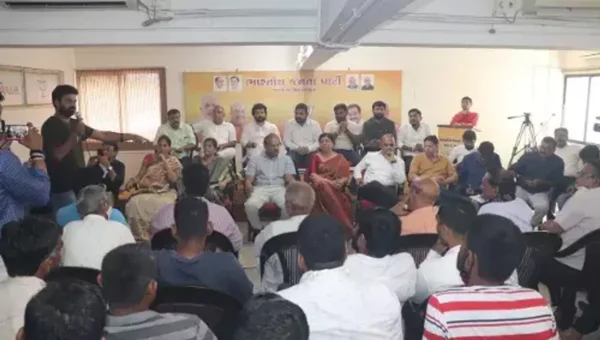 Meeting with cattle keepers in view of mega campaign by VMSS for cattle menace free Vadodara