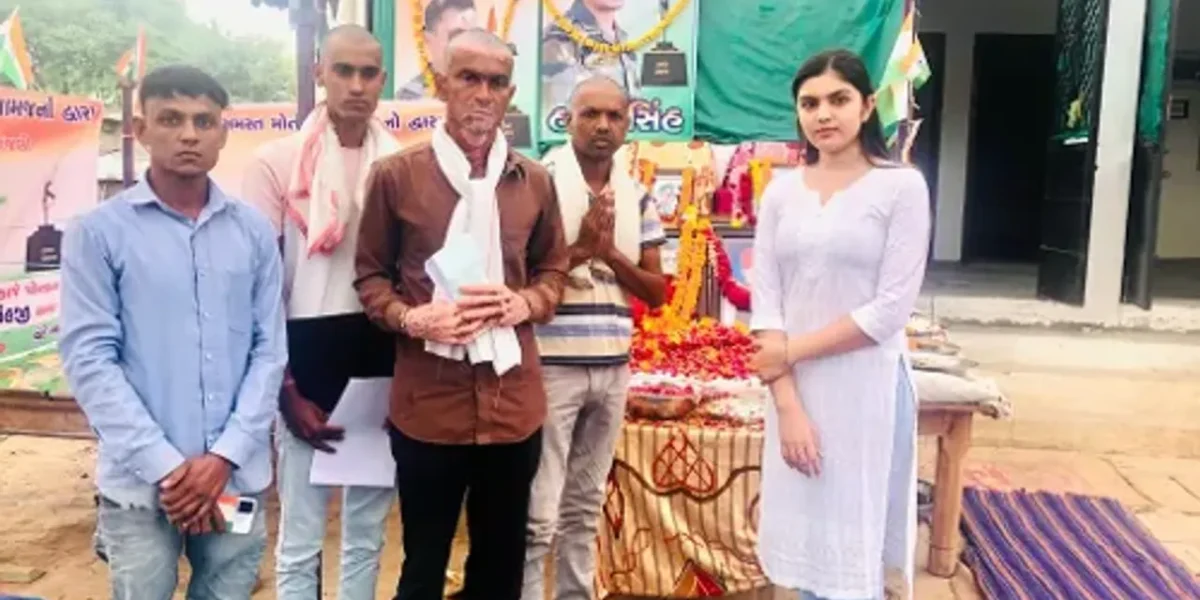 Nadiad girl Vidhi Jadhav visited the family of martyr Harishsinh Parmar of Vanzaria and sent her condolences
