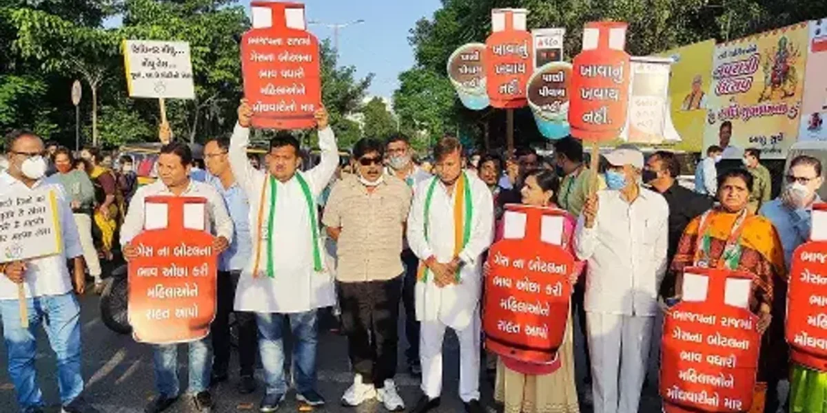 Vadodara Congress burn symbolic effigy of Ravan in protest against rising fuel and milk prices