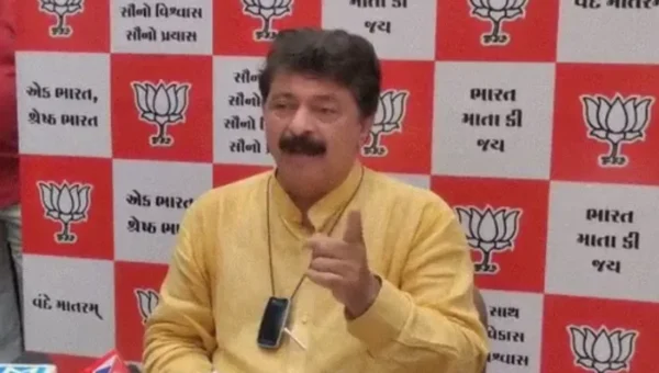 Revenue Minister Rajendra Trivedi pays surprise visit to Vadodara Collectorate