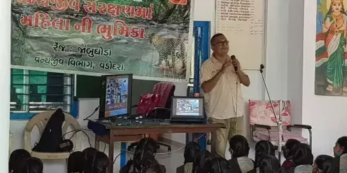 Wildlife Photographer of Vadodara explained importance of identifying wildlife and bird resources to more than 7000 students of 12 schools and villagers