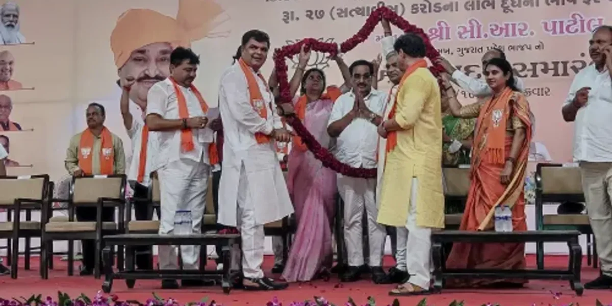 Greeting ceremony of BJP Gujarat President C.R. Patil by milk producers of Baroda Dairy for 27 crore payment of milk price