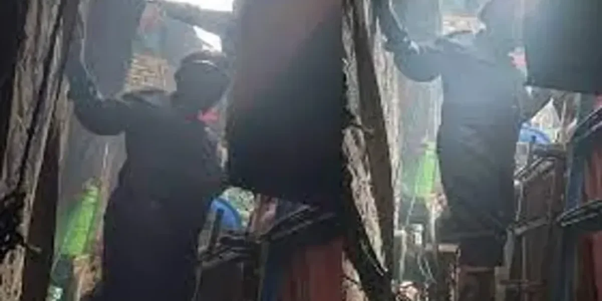 In Delhi’s Azadpur, an LPG cylinder explodes, injuring 17 people and destroying five homes.