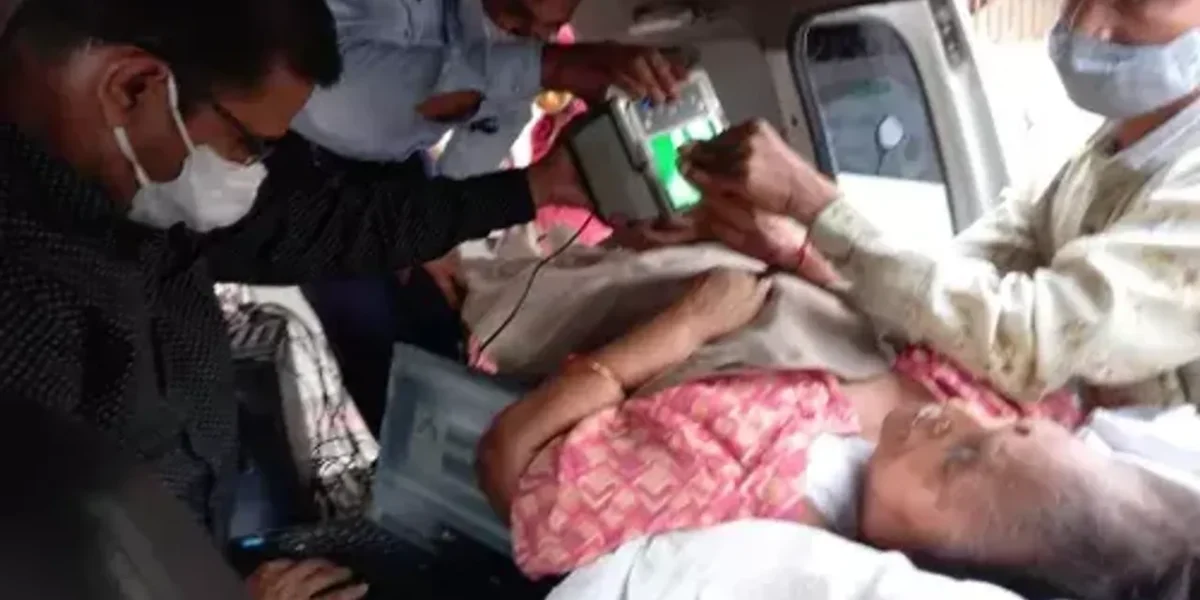 Unique incident of Aadhaar Card entry of a lady inside the ambulance at Vasti Ganatari office in Vadodara