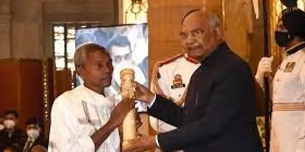 Harekala Hajabba, an orange vendor from Mangaluru receives Padma Shri who built a school with his life savings