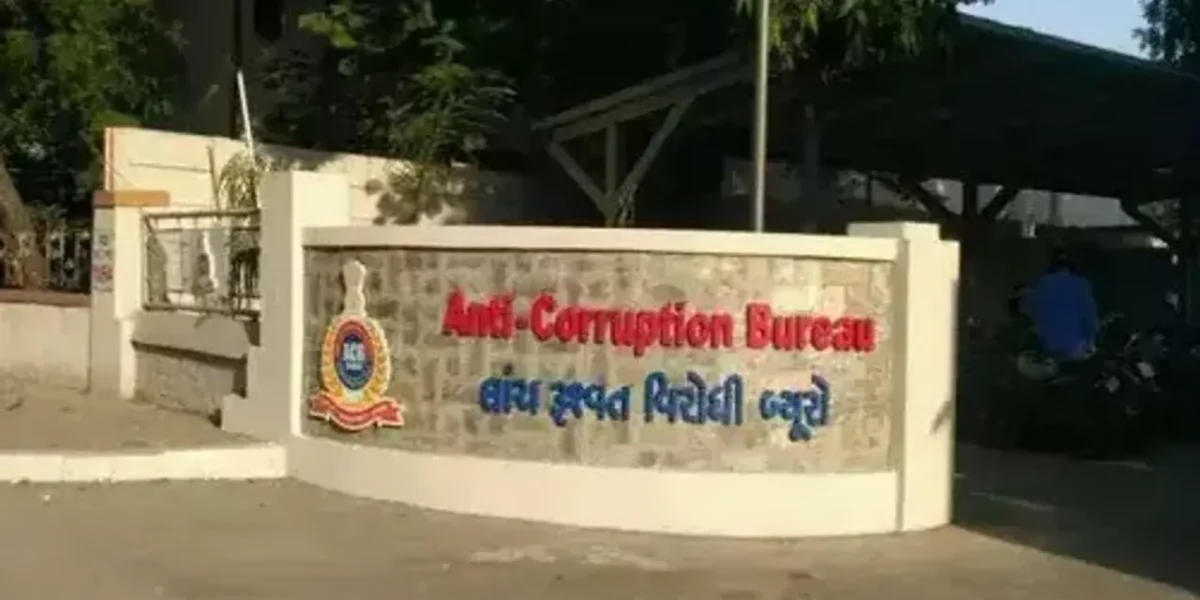 Vadodara ACB caught Deputy Mamlatdar of Karjan and intermediary came to collect bribe on his behalf