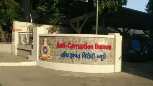 Vadodara ACB caught Deputy Mamlatdar of Karjan and intermediary came to collect bribe on his behalf
