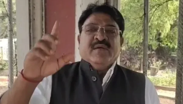 Vadodara Congress leader Narendra Ravat put serious allegations on Sanjeev Shah former chief administrator of Oasis