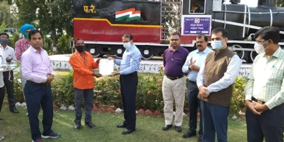 “Man of the Month” award to 19 railway personnel of Vadodara Division for their remarkable work in the field of safety