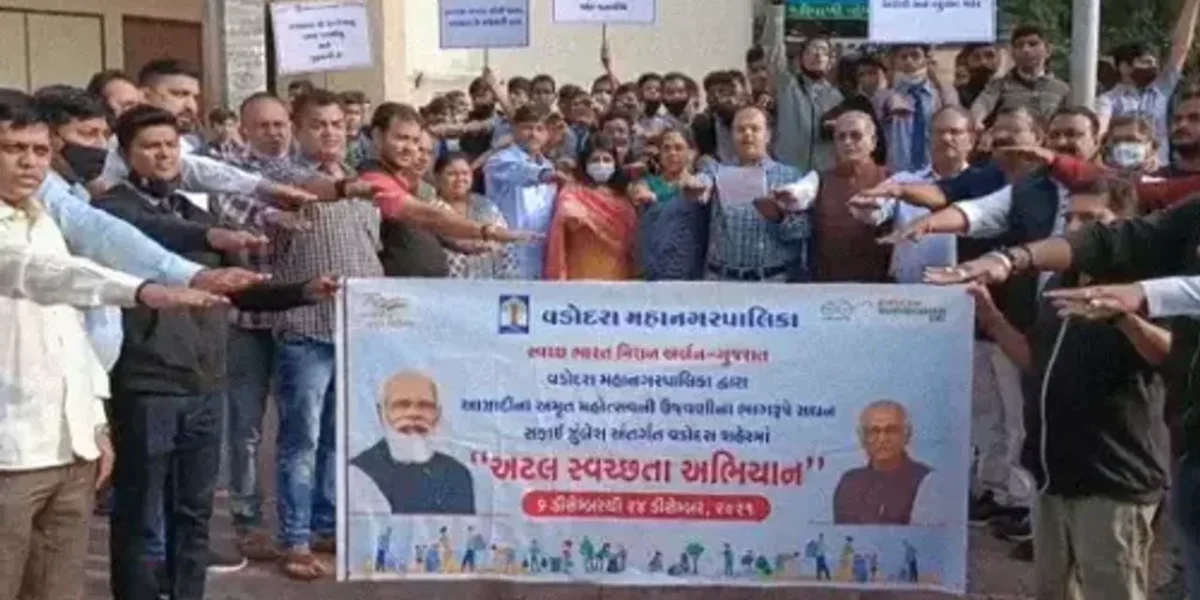 Vadodara Mayor and other officials started Atal Swachata Abhiyan in Vadodara from Monday