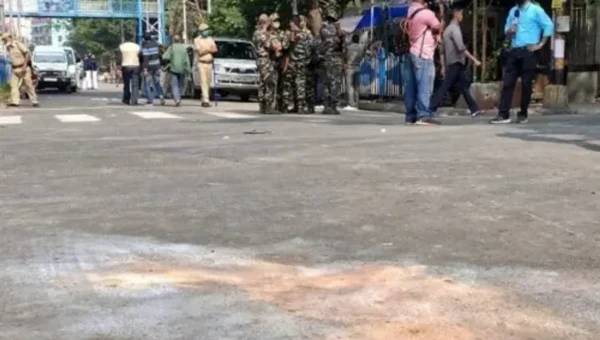 One injured by crude bomb during Kolkata civic polls, low turnout till afternoon