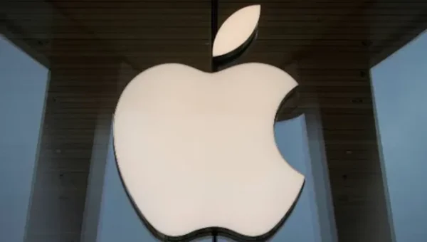 As Covid-19 cases rise, Apple stores in New York City close to shoppers