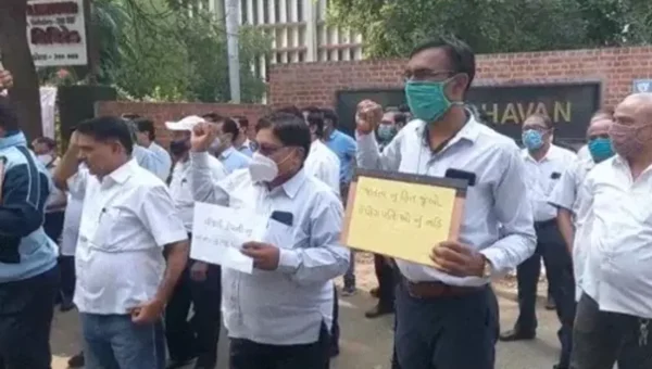 Protest against Electricity Amendment Bill in Vadodara outside MGVCL office