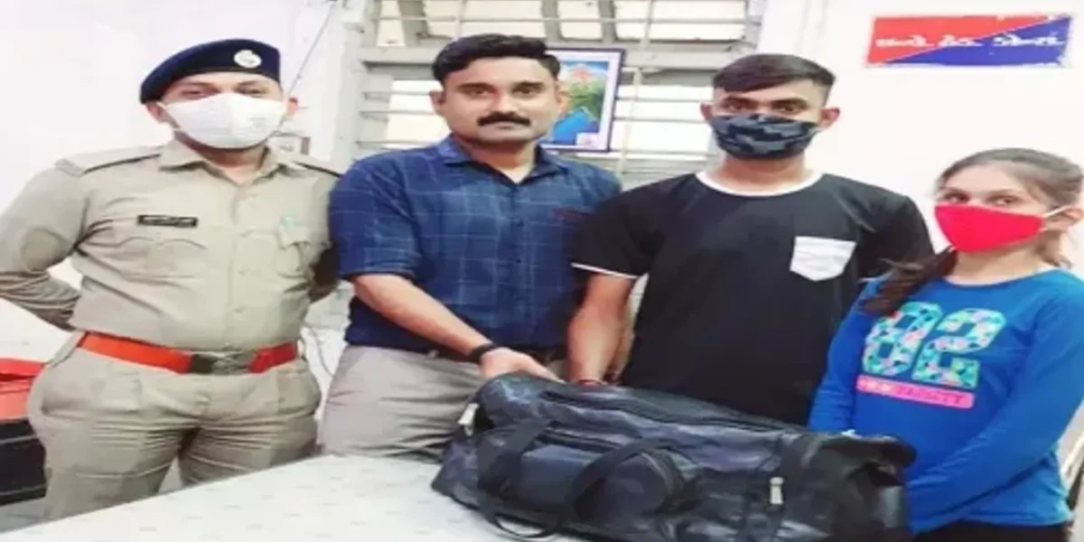 Vadodara girl forgot jewellery bag in rickshaw during her visit to Surat