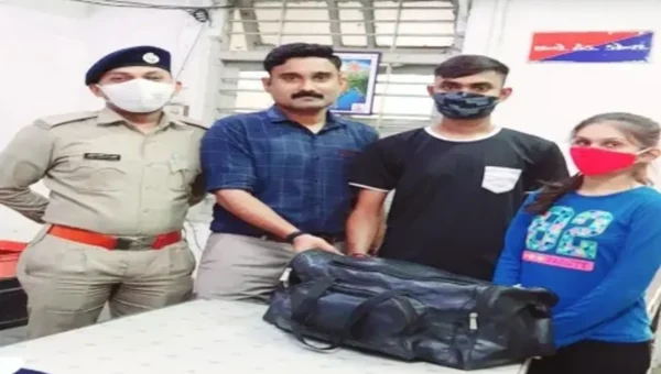 Vadodara girl forgot jewellery bag in rickshaw during her visit to Surat