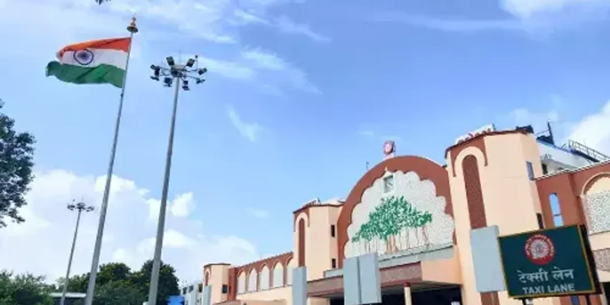 Minister of State for Railways & Textiles dedicated the newly upgraded Vadodara railway station