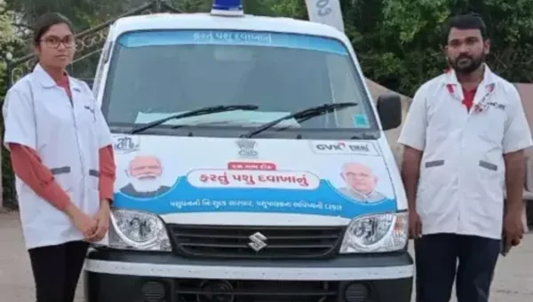 Veterinary doctor of the mobile veterinary hospital successfully saved the life of Jersey cow by removing its ore