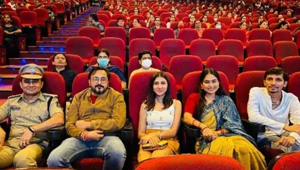 Special screening of Gujarati movie 21mu Tiffin for women officers and employees of Vadodara police