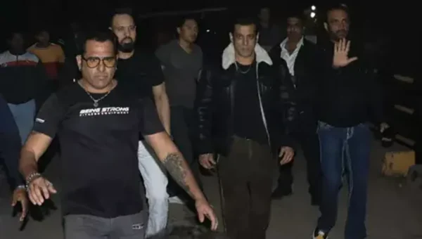 Salman Khan recovered after being bitten by a non-venomous snake, meets Paparazzi for his birthday celebrations