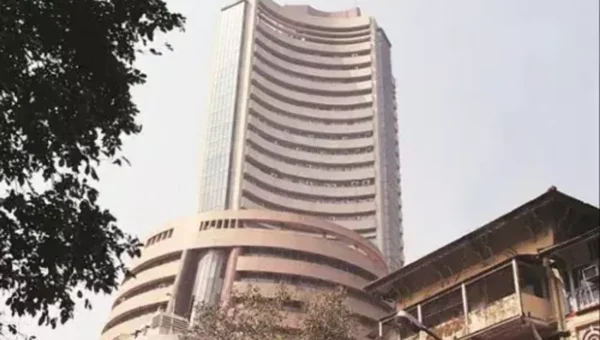 Sensex down 500 pts, IT, Pharma stocks drag, Metals, PSBs firm