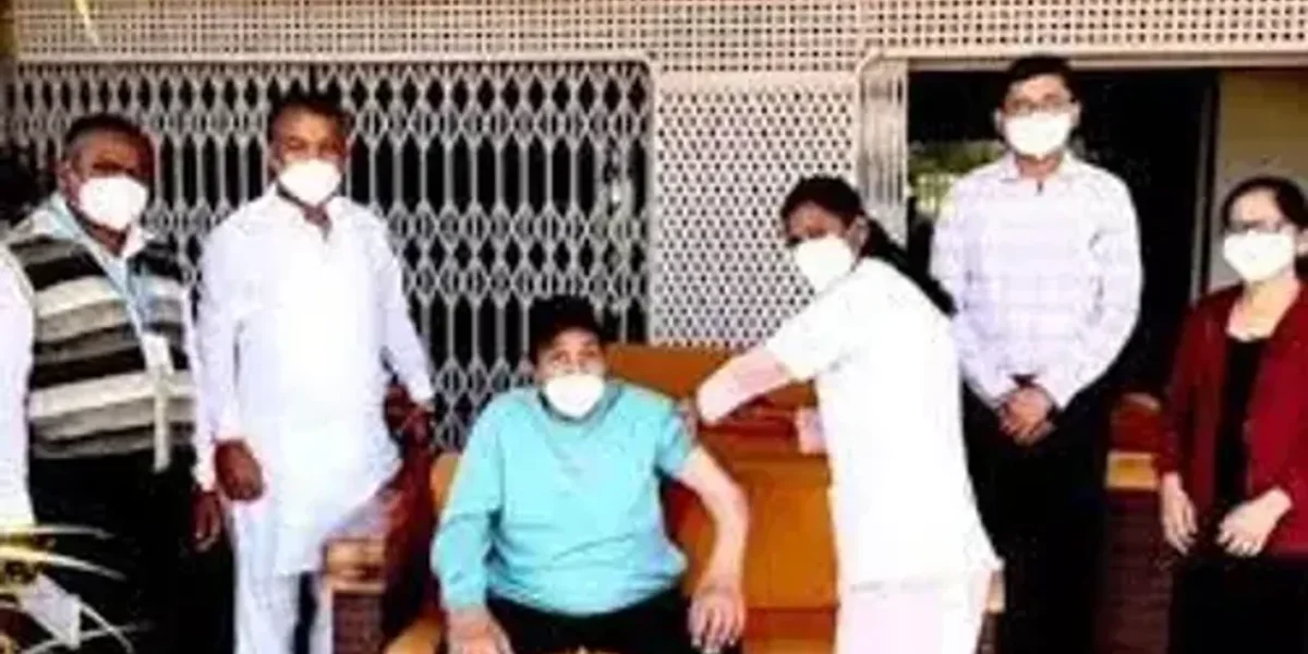 Dharmendra gets Covid-19 booster shot, urges fans to get vaccinated