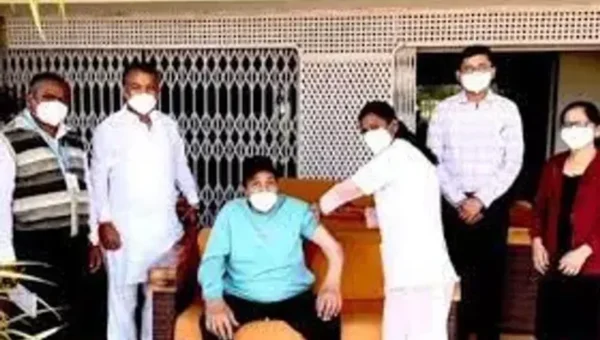 Dharmendra gets Covid-19 booster shot, urges fans to get vaccinated