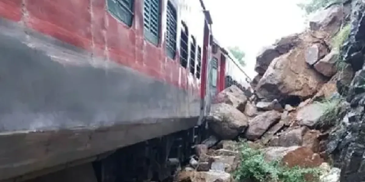 Vasco Da Gama-Howrah Amaravati Express derailed around Dudhsagar in Goa