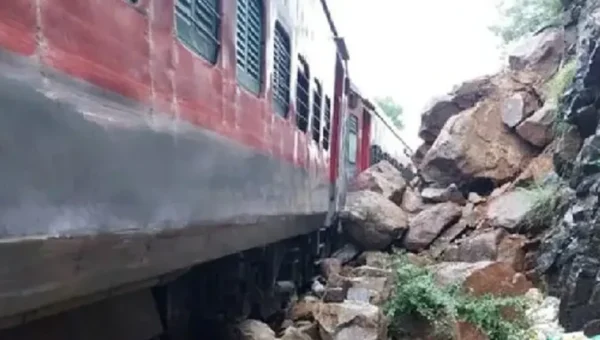 Vasco Da Gama-Howrah Amaravati Express derailed around Dudhsagar in Goa